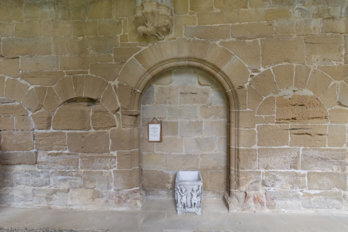 Portada de acceso al antiguo refectorio del claustro del monasterio de la Oliva